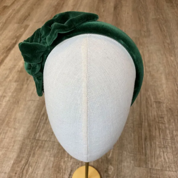 Gruba zielona aksamitna opaska z kokardą.