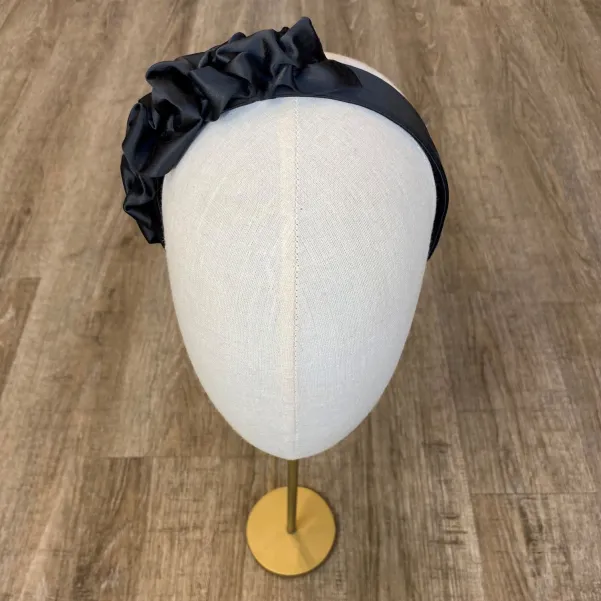 Czarna elegancka satynowa opaska damska.