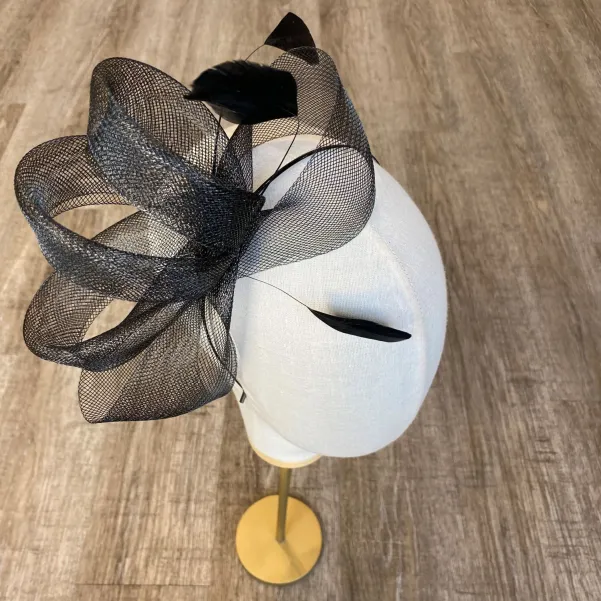 Delikatny fascynator z piórkami