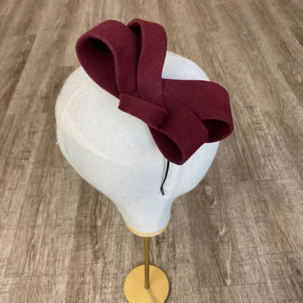 Bordowa ozdoba- kokarda na głowę.