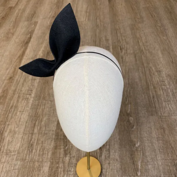 Czarna ozdoba do włosów uszkokokarda.