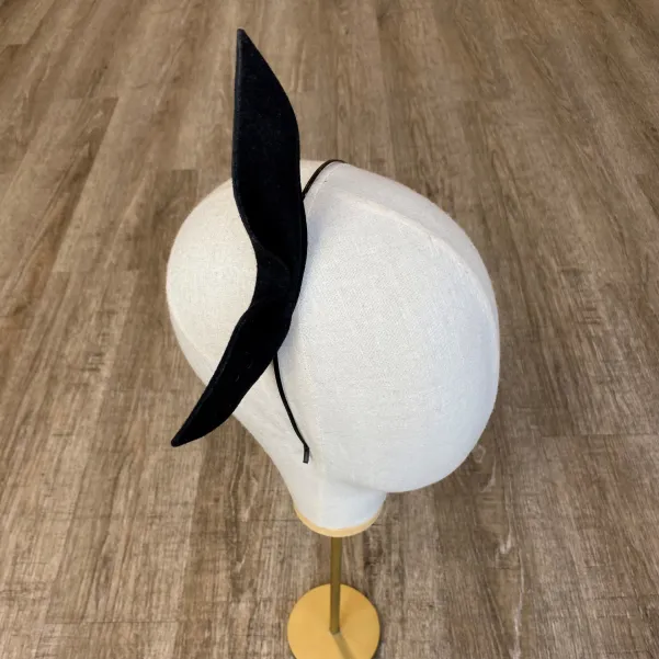 Czarna ozdoba do włosów uszkokokarda.