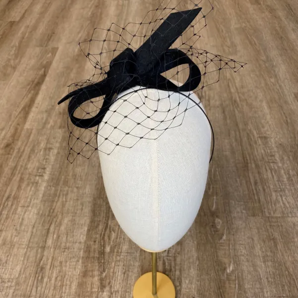 Czarny fascynator z woalką odwrócona kokarda.
