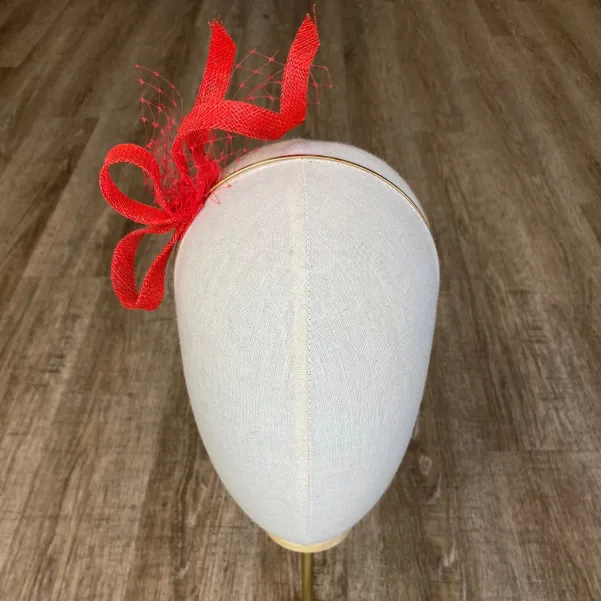 Delikatna czerwona ozdoba do włosów.