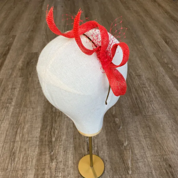 Delikatna czerwona ozdoba do włosów.