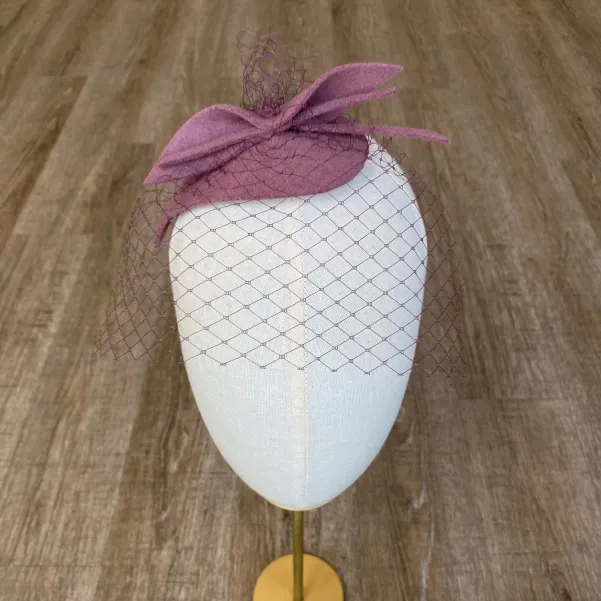 Mini kapelusik w kolorze brudnego różu.