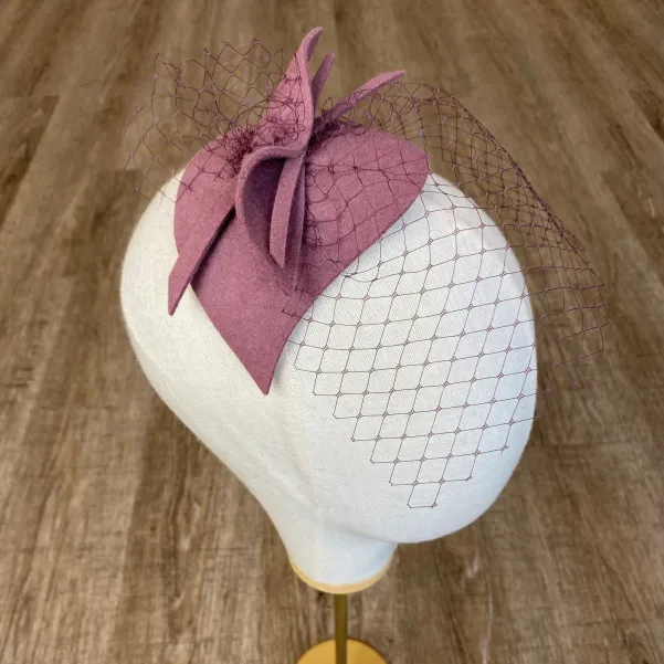 Mini kapelusik w kolorze brudnego różu.