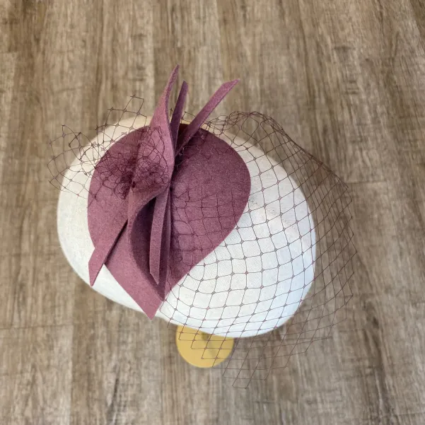 Mini kapelusik w kolorze brudnego różu.