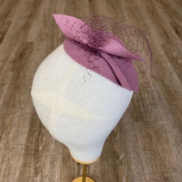 Mini kapelusik w kolorze brudnego różu.