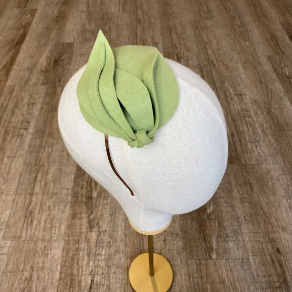 Zielona ozdoba na głowę mini toczek łezka.