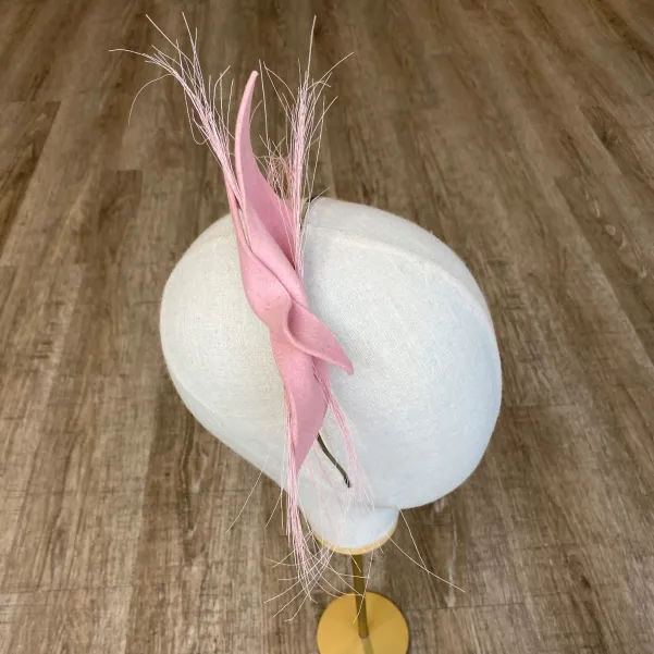 Jasno-różowa ozdoba do włosów kokarda.