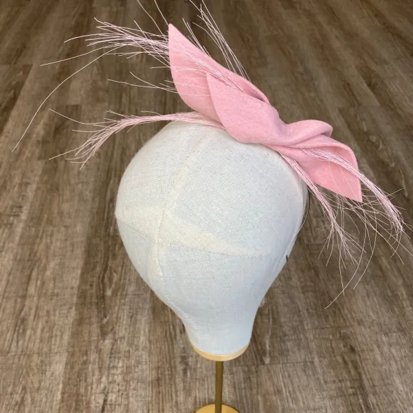 Jasno-różowa ozdoba do włosów kokarda.