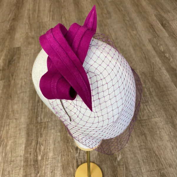 Ozdoba do włosów z woalką na opasce fuksja.