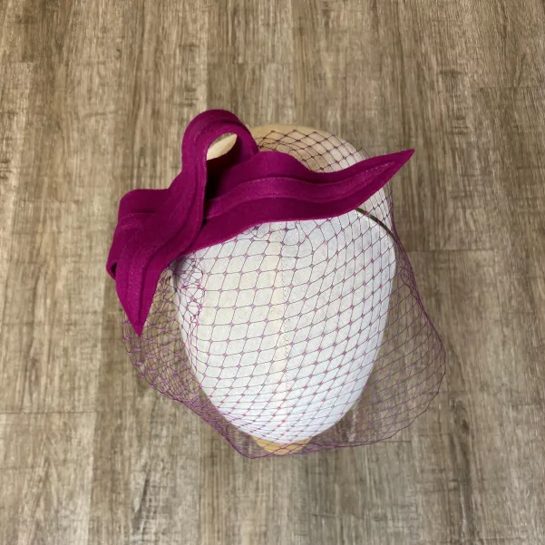 Ozdoba do włosów z woalką na opasce fuksja.