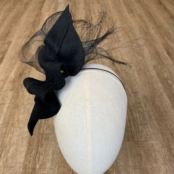 Czarny okazały fascynator.