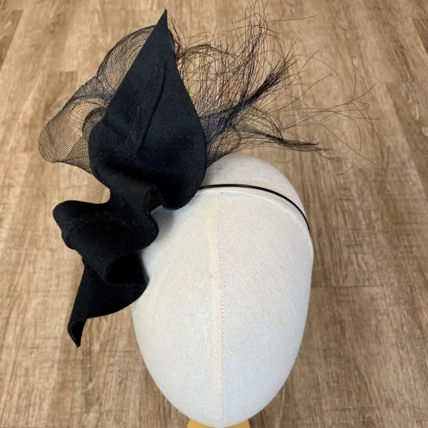 Czarny okazały fascynator.