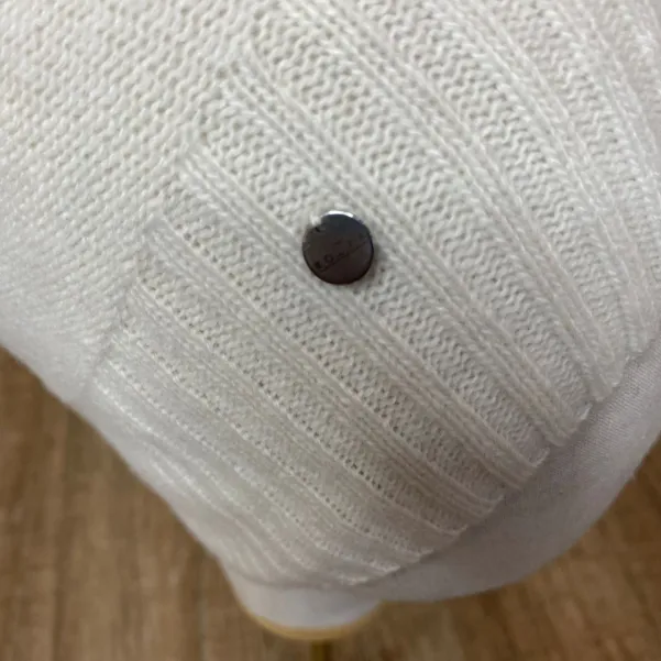 Beżowa czapka z wełną i kaszmirem polskiej marki.