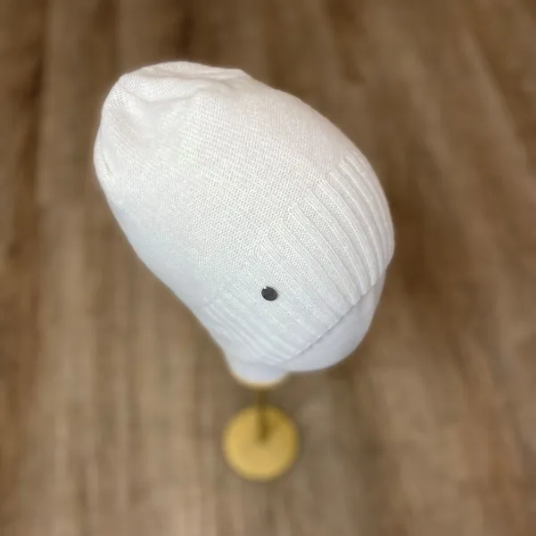 Beżowa czapka z wełną i kaszmirem polskiej marki.