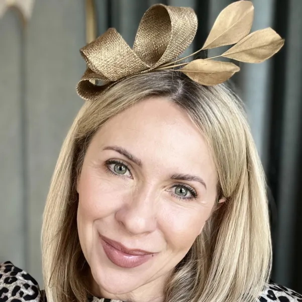 Delikatny fascynator na opasce w złotym kolorze.
