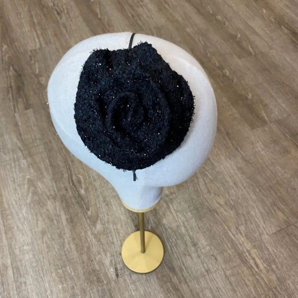 Ozdobna opaska czarna z tweedowym kwiatem.