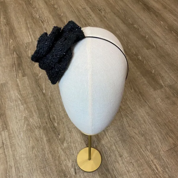 Ozdobna opaska czarna z tweedowym kwiatem.