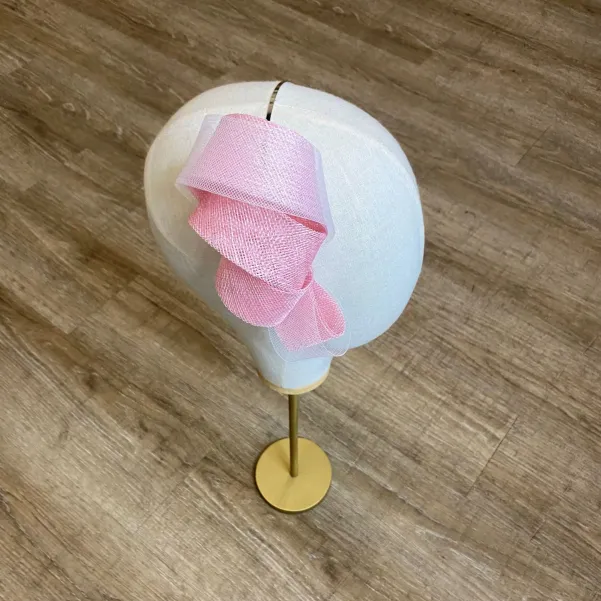 Pastelowy różowy fascynator na głowę