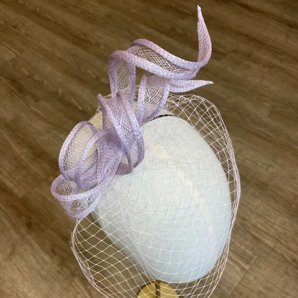 Liliowy ekstrawagancki stroik do włosów.