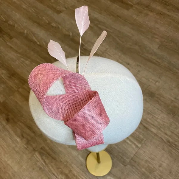 Ozdobna opaska do włosów na wesele różowa z piórkami.