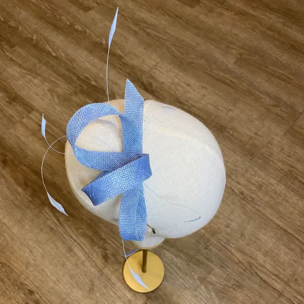 Subtelna niebieska ozdoba na głowę z piórkami.