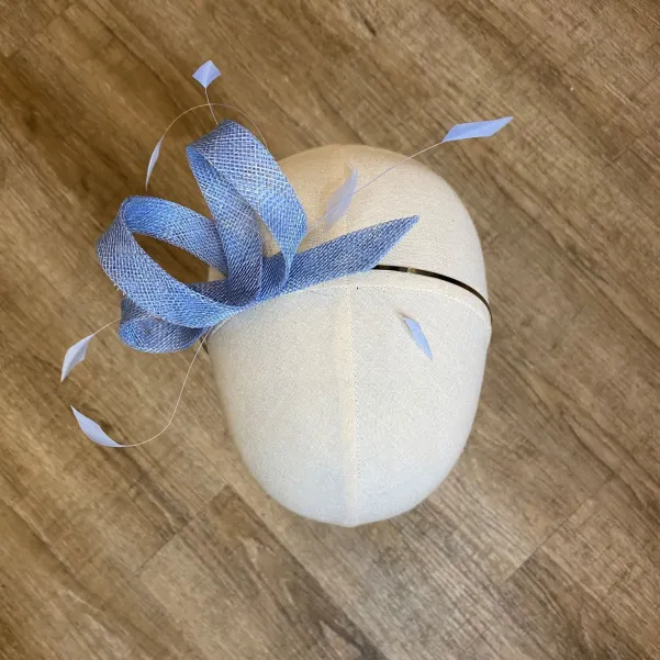 Subtelna niebieska ozdoba na głowę z piórkami.