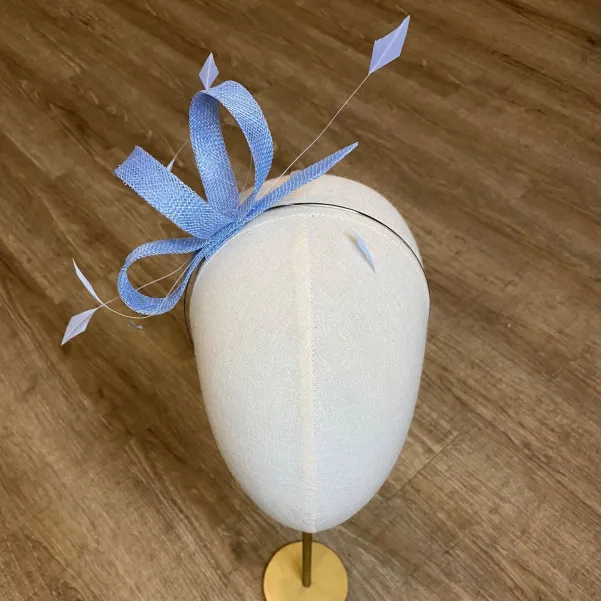 Subtelna niebieska ozdoba na głowę z piórkami.