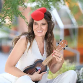 Czerwony toczek w kształcie serca.