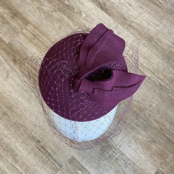 Bakłażanowy toczek z falującą kokardą i woalką.