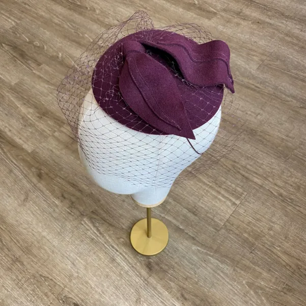 Bakłażanowy toczek z falującą kokardą i woalką.