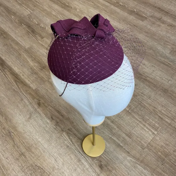 Bakłażanowy toczek z falującą kokardą i woalką.