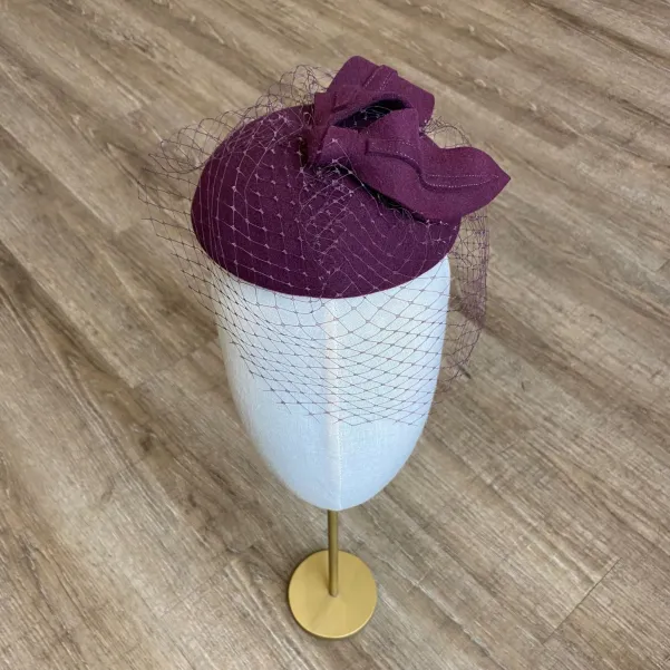 Bakłażanowy toczek z falującą kokardą i woalką.