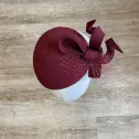 Ozdobne nakrycie głowy- mały burgundowy kapelusz.