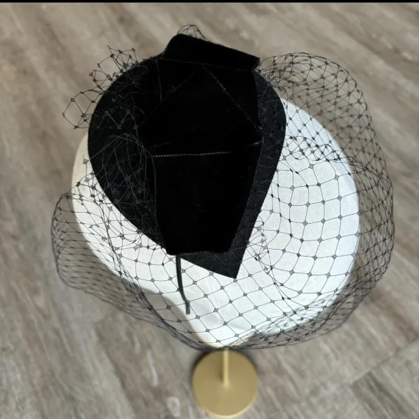 Ozdoba do włosów z woalką zakrywającą twarz.