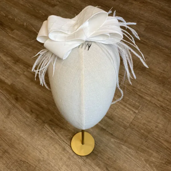 Jedwabny ślubny fascynator z piórkami