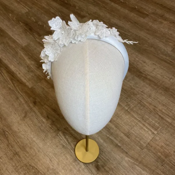 Błyszcząca opaska ślubna z koronką 3d.