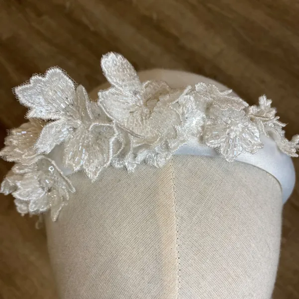 Błyszcząca opaska ślubna z koronką 3d.