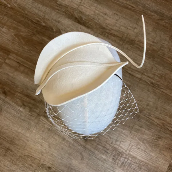 Nowoczesne nakrycie głowy dla Panny Młodej.