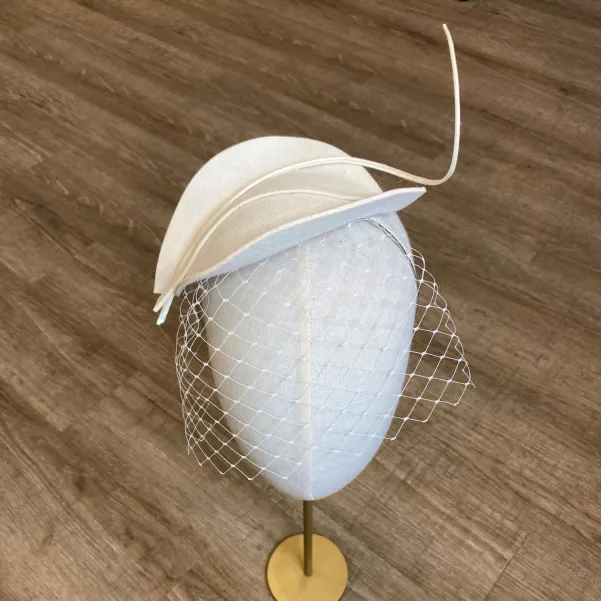 Nowoczesne nakrycie głowy dla Panny Młodej.