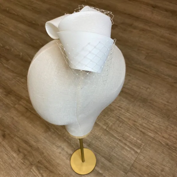 Duża ozdoba ślubna do włosów z jedwabiu zdobiona woalką