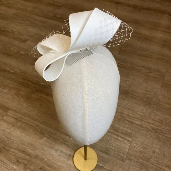 Duża ozdoba ślubna do włosów z jedwabiu zdobiona woalką