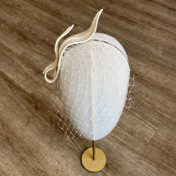 Nowoczesny falujący dodatek do włosów na ślub z woalką.