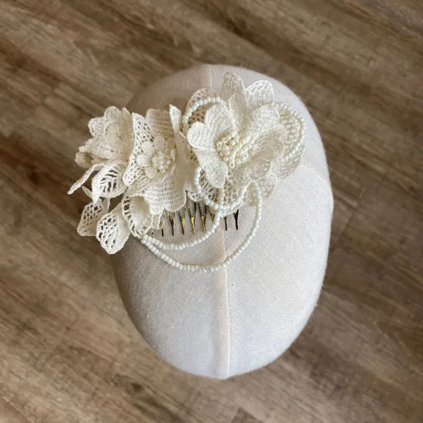 Koronkowa ozdoba do włosów na grzbyku do ślubu.