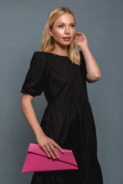 Kopertówka damska skórzana w kolorze fuksji.