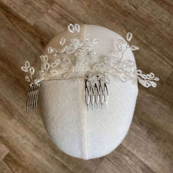 Ozdobado fryzury ślubnej ze srebrnymi listkami.