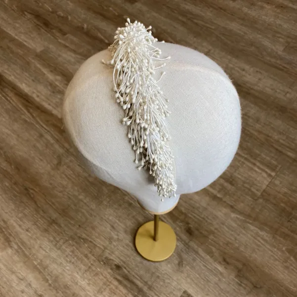 Opaska ślubna z drobnymi perełkami.